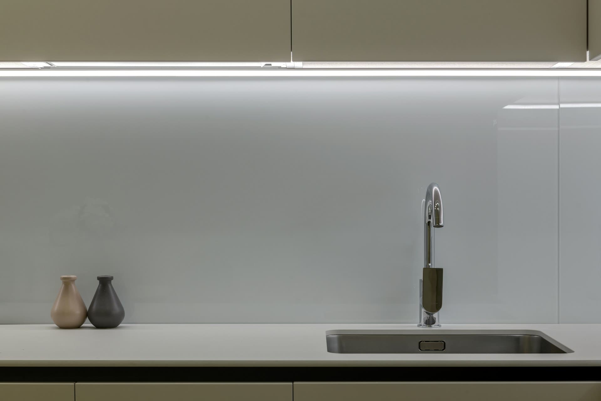 Thumbnail image for 'How to choose a kitchen countertop: honestly about the strengths and weaknesses of natural and artificial stones'
